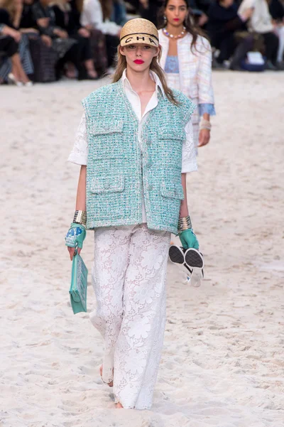 Look 16